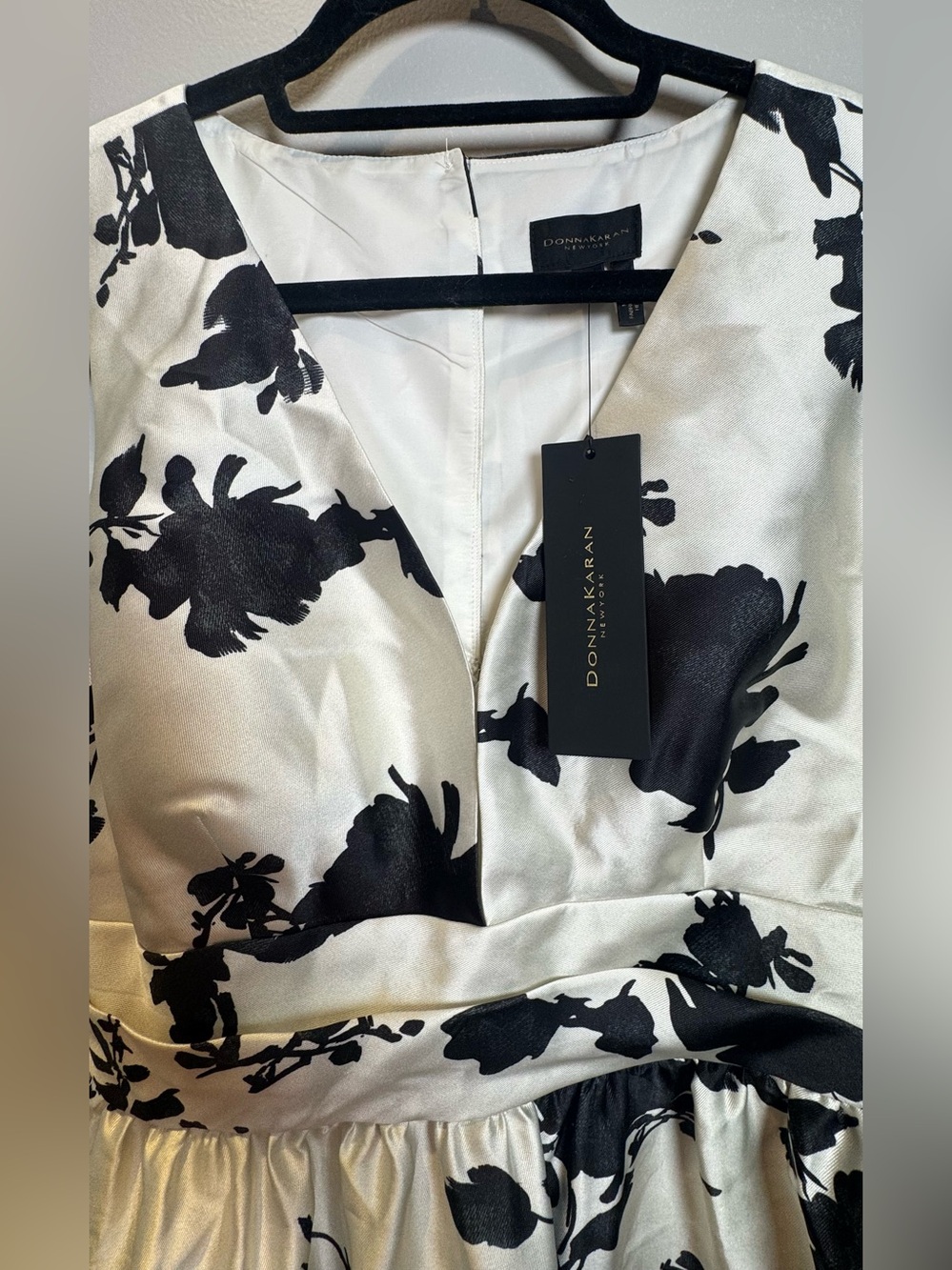 Donna Karan Black and White Floral V-Neck SLEEVELESS FIT AND FLARE GOWN - Picture 11 of 14